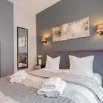 Urban Chic - Two Bedrooms - Center - Sienna Street *