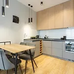 Urban Chic - Two Bedrooms - Center - Sienna Street Apartment *